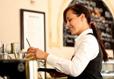 Най голямо е намалението в сектор хотелиерство и ресторантьорствоЗначителен спад на