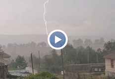 Мълния падна в Северозападна БългарияСамо преди минути мощна буря се