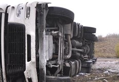 Камионът се блъска в мантинелата излиза извън пътното платно и