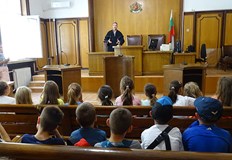 Децата се разходиха из Съдебната палата и проведоха среща със