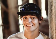 Алекс завършва гимназия тази година18 годишният Алекс Харис се удави в