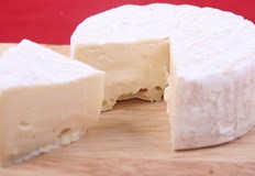 Имитацията на сирене и други нискокачествени храни на по достъпни цени бележат
