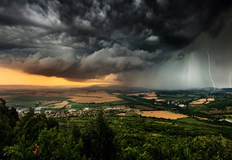 В неделя над Западна и Централна България ще се развива