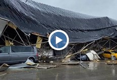 Силната буря в града предизвика големи наводненияЧаст от покрива на