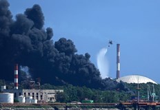 17 пожарникари са в неизвестност след експлозия на резервоарГолям пожар