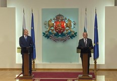 Президентът е гарант за премиера и министрите на които дава