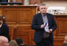 Политиците си правят реклама със спешно намерено решение но НЗОК не започва