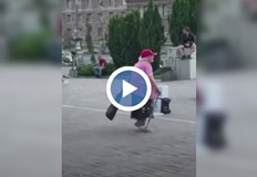 Видео на възрастна дама която танцува в центъра на Киев