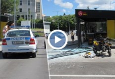 Целият паркинг е обсипан в парчета стъкла а от мотора