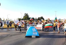 Линейка стоя в задръстването с включени светлини 18 минути и