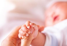 Невероятна грешка направили служителите на родилен дом в гръцкия град Лариса и занесли на млада двойка бебе което в крайна сметка