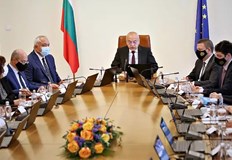 Служебният кабинет се събра на първо заседание Премиерът Гълъб Донев