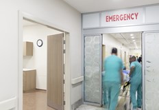 Мъж отхапа част от устната на опонент след сбиване в