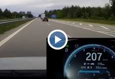 Реакцията на шофьора е впечатляваща и той скача на спирачките