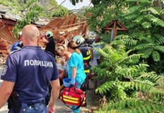 Двама души бяха изкарани живи от затрупано заведение Само чух огромен