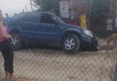Джип с марка Мерцедес е пропаднал в трап в ромската