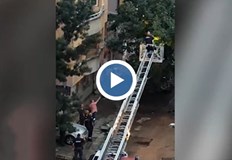 Пожарникари и полицаи браха банкноти от дървоПари валят от небето в столичния квартал Борово  В събота следобяд жители на квартала забелязват пожарникари и