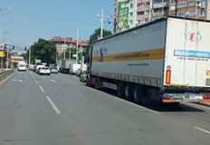 Румънски тирове карат през центъра на града минават по улица Плиска