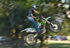 Рев на мотори дрифтене и силна музикаТака живущите по ул