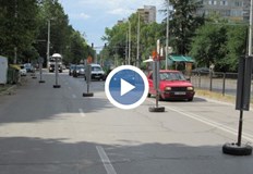 Полагат тръби от водопровода който трябва да пресече напречно улицата