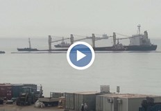 Местните власти се опасяват от петролен разливГолям петролен танкер превозващ