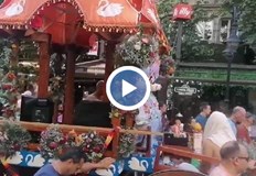 Зрелищната демонстрация бе организирана от последователи на международното общество за