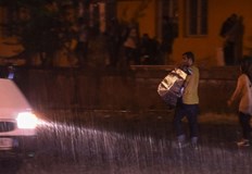 Стихията е наводнила улици подлези къщи и дворовеСилна буря с