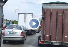 Колони към граничния пункт Дунав мост блокираха движението в РусеСтотици румънски