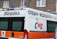 Девойката е транспортирана в УМБАЛ Бургас и лекарите се борят за