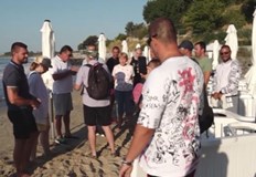 Върху ивицата бяха разположени шезлонги и чадъриХотел завзема последния незает