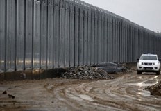 Гърция се опитва да овладее мигрантския натиск с удължаване на