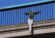 Мъжът искал да скочи от Аспаруховия мост заради множество лични причиниПолицаи от