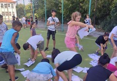 Сладоледено парти събра повече от 50 деца в двора на