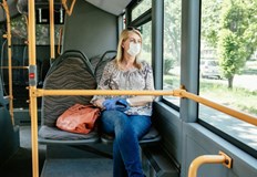 Изискването за носене на маски в обществени закрити помещения и