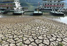 Китай се мъчи да се справи със сушата и спиранията