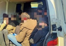 Журналист е бил задържан докато карал с микробус шестима бежанциТой