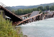 Кола и камион паднаха в рекаДървен мост се срути в