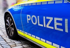 Мъж се вряза с колата на свой познат в сградата