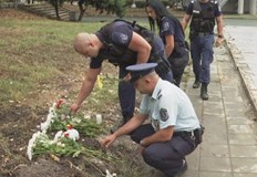 Близки и приятели със сълзи на очите поднасят цветя на