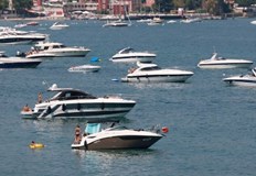 Обширен участък от сухи скали обгражда иначе пълноводната брегова линия