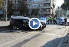 Зрелищна катастрофа затрудни движението на градския транспорт в РусеИнцидентът е станал