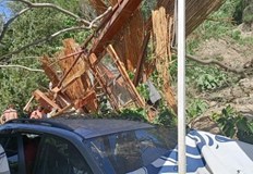 Спасителни екипи търсят затрупани хораСвлачище е затрупало двама души в