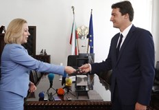 Той ѝ подари букет цветя в знак на признателност и