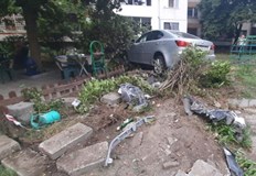 Автомобил прегази велосипедист и се вряза в междублокова градинка на метри от детска площадка и маси на заведение в ПловдивВодачът е на видима възраст между 50 и 60