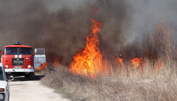 Огнеборците гасиха няколко само за ден Огнеборците гасиха няколко само за ден
