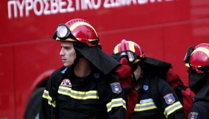 Десетки огнеборци и 10 пожарни автомобила се опитват да овладеят пламъците
