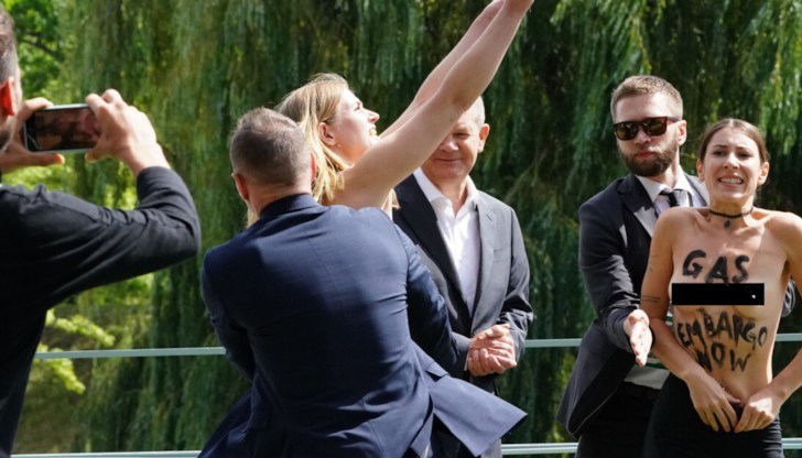 Протестиращите бързо бяха отведени от служители по сигурността Протестиращите бързо бяха отведени от служители по сигурността