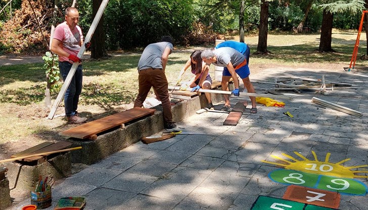 Акция ,,Свят във цвят" продължава с реставрацията на един занемарен кът за игра в Младежкия парк