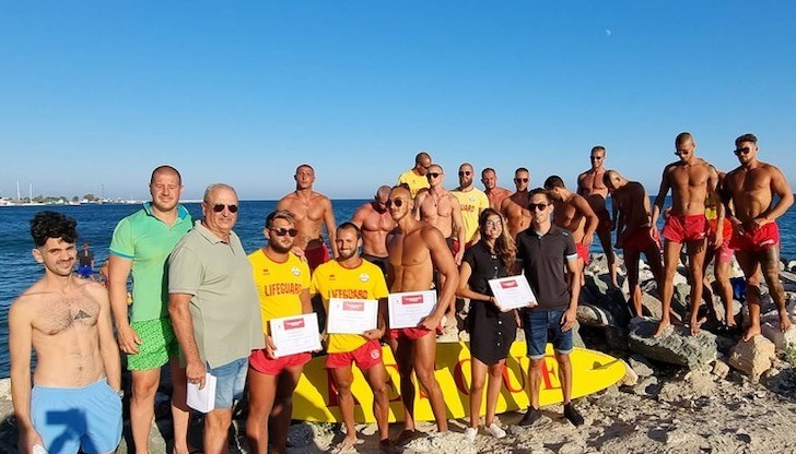 Благодарствени грамоти бяха връчени на старши спасител Владимир Запрянов, морските спасители Борислав Байчев, Димитър Николов и 18-годишната спасителка Станимира Атанасова