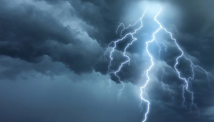 На много места ще има краткотрайни валежи от дъжд придружени с гръмотевици